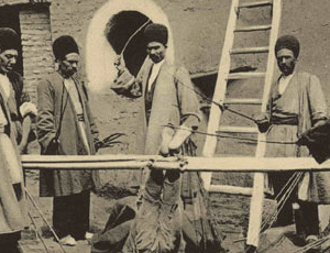 تصاويري از تنبيه بدني(فلك بستن) در تهران قديم