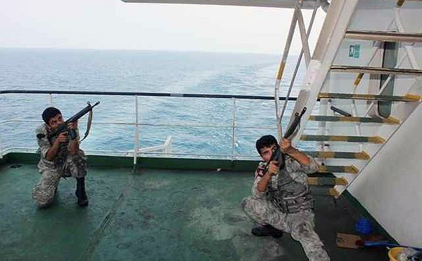 عملیات اسارت 12 دزد دریایی توسط ناوگروه نیروی دریایی ارتش