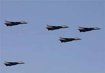 رژه هوایی جگنده‌های ارتش در آسمان تهران