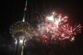 نورافشانی برج میلاد در شب سالگرد پیروزی انقلاب
