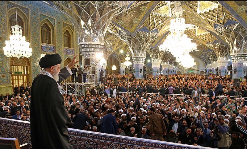 لحظه‌شماری زائران حریم شمس‌ الشموس برای دیدار با امام خامنه‌ای