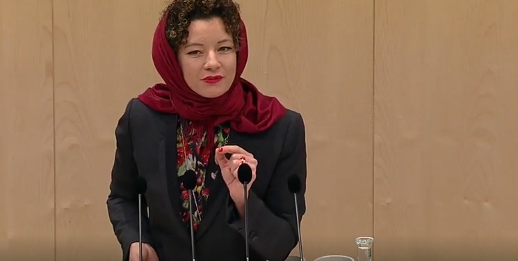 نماینده اتریشی در اعتراض به قانون منع حجاب، در صحن پارلمان حجاب سر کرد