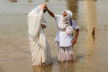 مراسم تعمید «مَنْدائیان» درساحل کارون