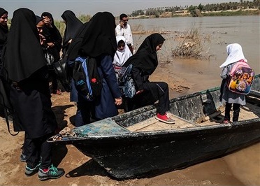 تردد خطرناک اهالی روستاهای عنافچه با قایق-اهواز