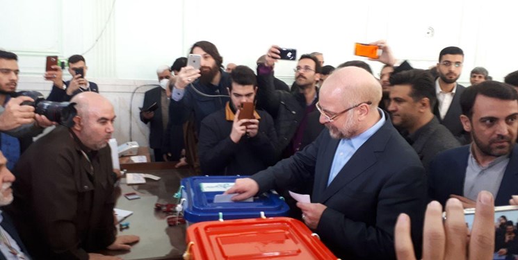 قالیباف پس از یک ساعت انتظار در صف، رأی خود را به صندوق انداخت