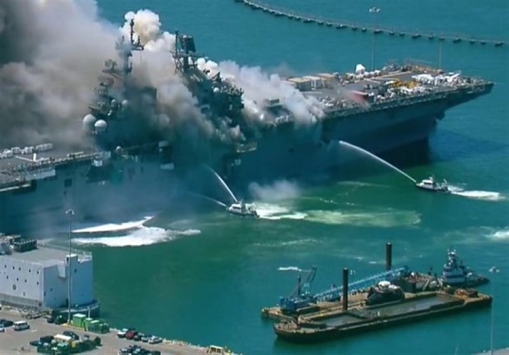 انفجار و آتش‌سوزی در کشتی جنگی آمریکا +عکس